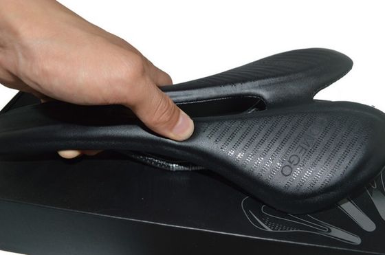 Cushion de bicicleta de fibra de carbono de 139g leve para todas as estações